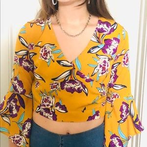 Flower Bell bottom Sleeve, SIZE small! Never worn!
